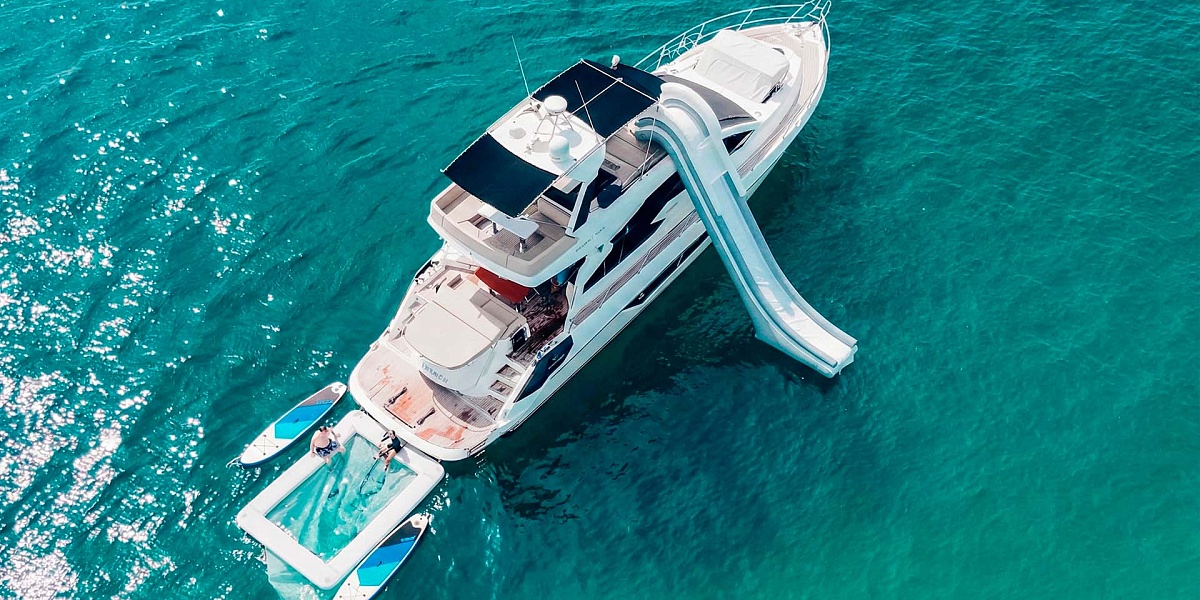 Аренда яхты Cranchi 58 на Пхукете с водной горкой